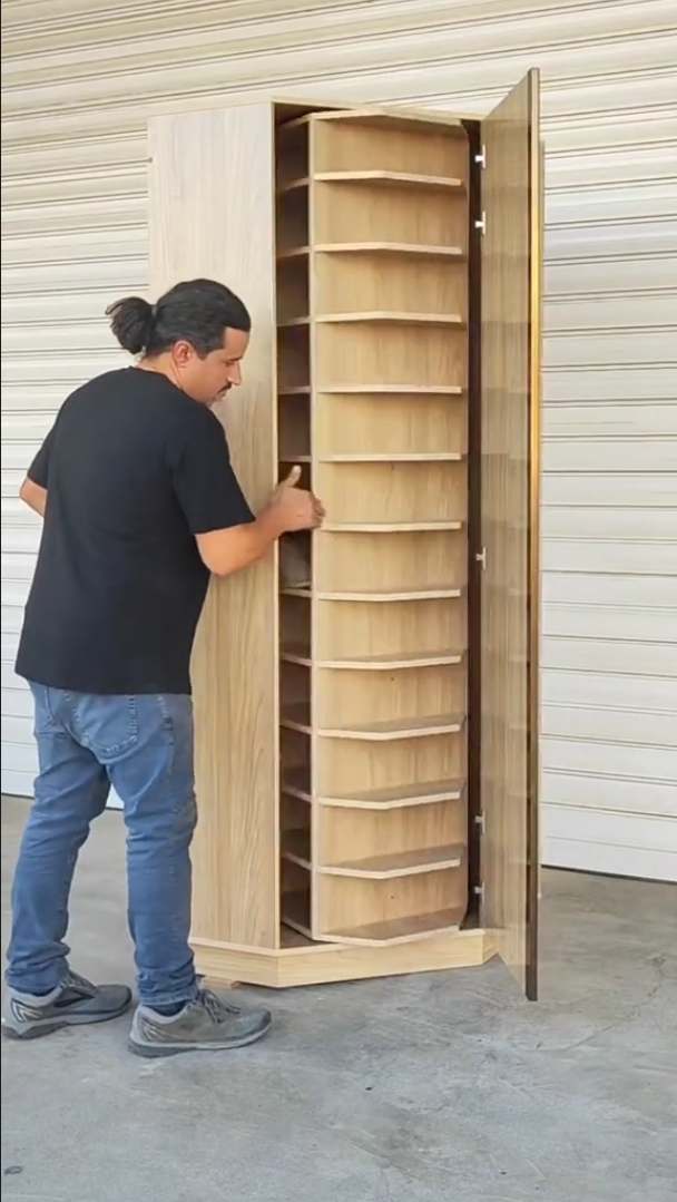 Rotating shoe rack that can accommodate 96 pairs of shoes