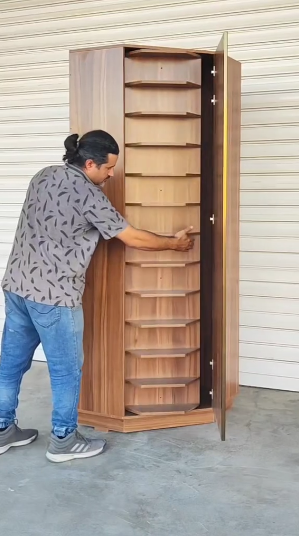 Rotating shoe rack that can accommodate 96 pairs of shoes